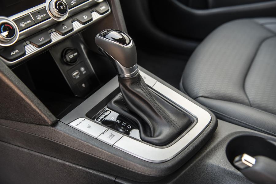 Детали интерьера Hyundai Elantra Limited (AD) 2018 года  (NA) (фото 10 из 42)